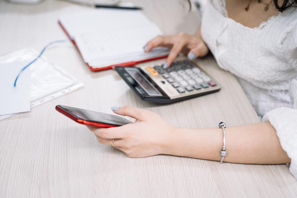 image of a scene from an office calculating spousal maintenance
