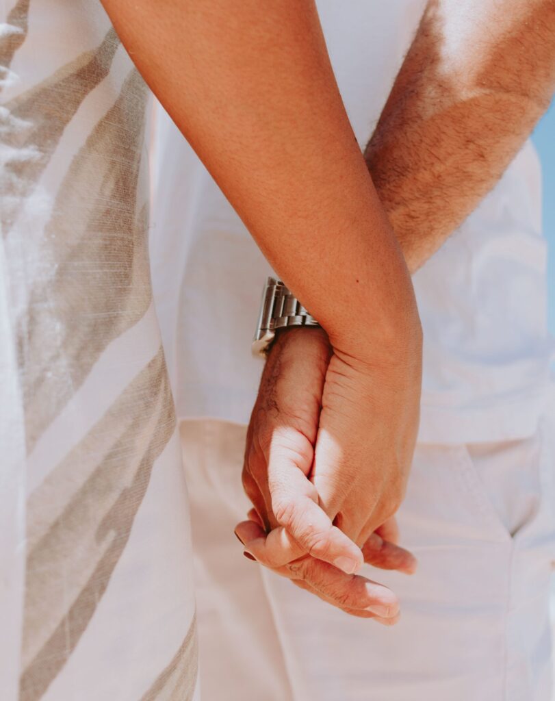 de facto relationship rights reprentation by showing couples holding their hands